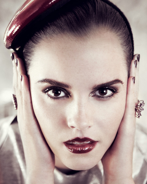 Emma Watson wearing Lanc me Laque Fever Lipshine lipstick in Techno Brick 